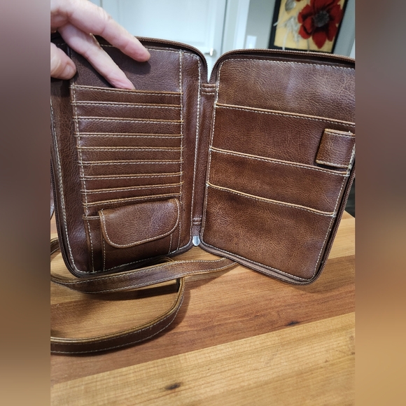 The Stone Crossbody Leather Bag. Unisex. - Picture 3 of 13